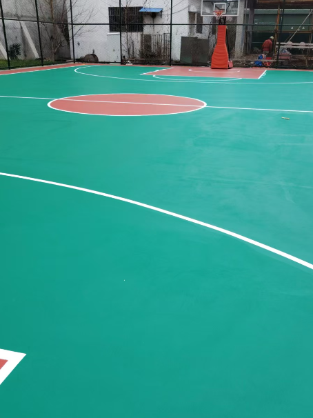 青山湖 球场长期使用易出现地面开裂